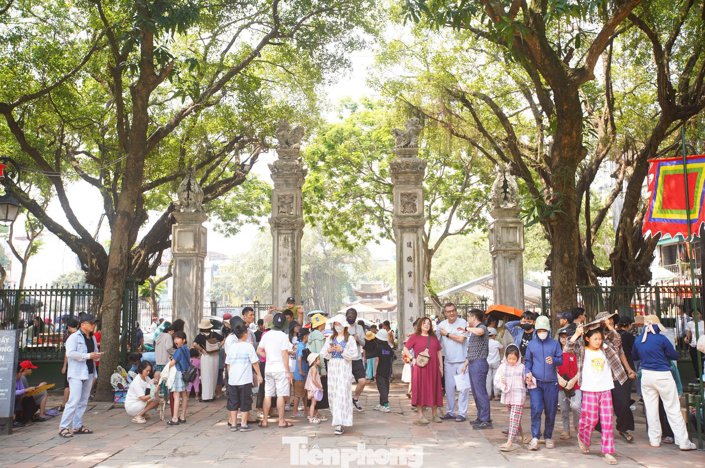 Kỳ nghỉ lễ 30/4-1/5/2025 kéo dài 5 ngày, người dân Thủ đô, du khách đổ về các di tích lịch sử, văn hóa để thăm quan, vui chơi. Những di tích tại Thủ đô như Văn Miếu - Quốc Tử Giám, Nhà tủ Hỏa Lò, cột cờ Hà Nội... đón hàng nghìn lượng khách.