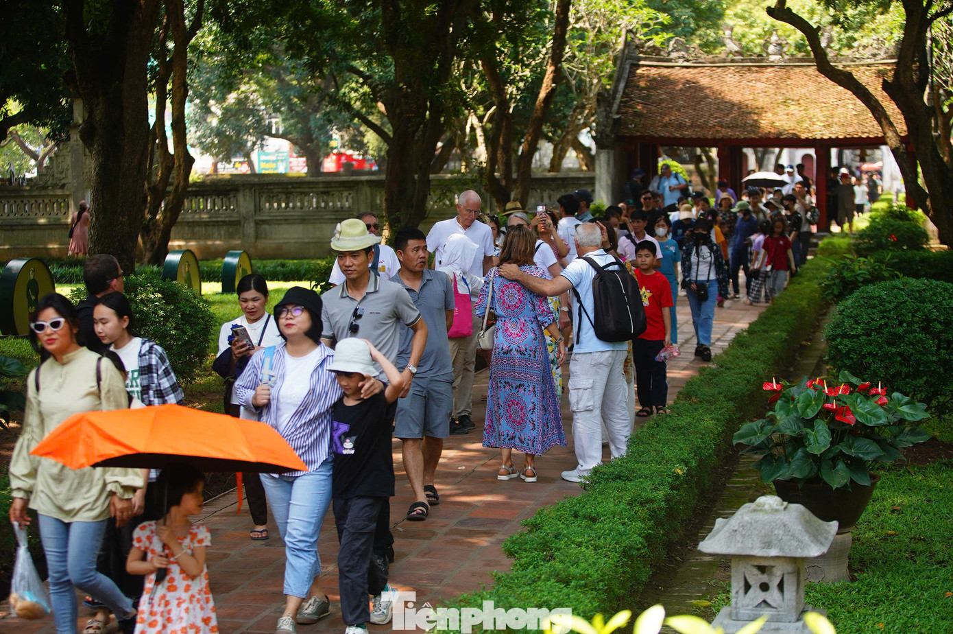 Ngay từ sớm Văn Miếu - Quốc Tử Giám đã có rất đông du khách xếp hàng để tham quan di tích.