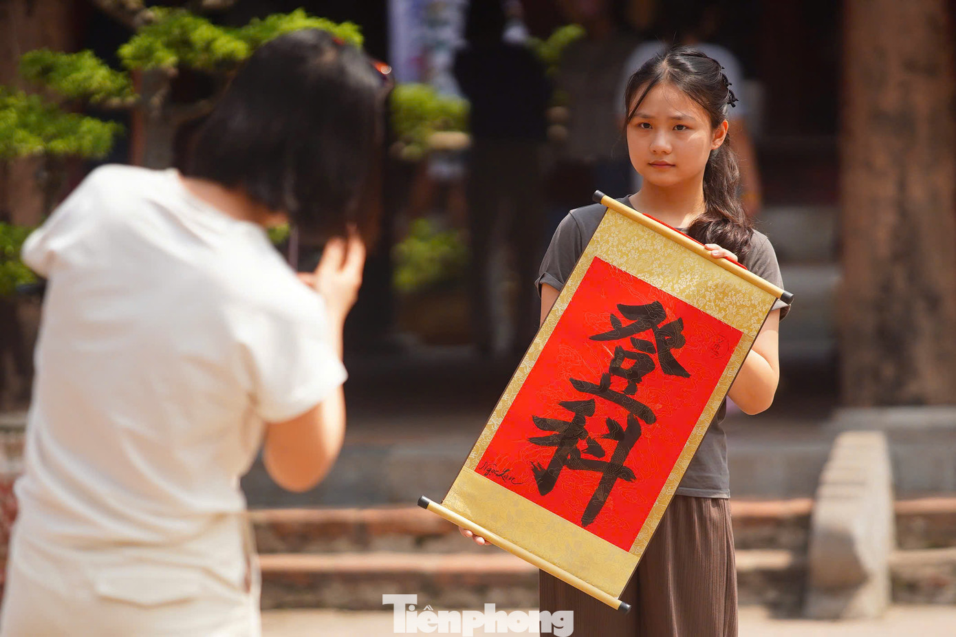 Dịp này, tại Văn Miếu bố trí 3 ông đồ cho chữ với giá 100.000 đồng/tờ. Nhiều người dân xếp hàng xin chữ khi đến đây. Với nhiều người, mỗi chữ xin được đại diện cho mong ước của người xin, đồng thời nhắc nhở họ cố gắng đạt được điều bản thân mong đợi.