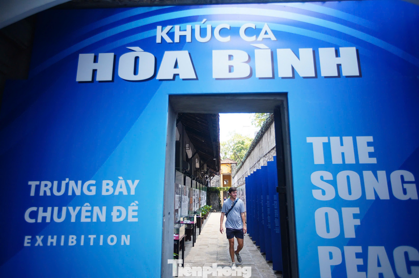 Dịp này, tại di tích Nhà tù Hỏa Lò thực hiện trưng bày chuyên đề "Khúc ca hòa bình" nhân đại lễ của đất nước. Trưng bày không chỉ là cách tri ân các anh hùng liệt sĩ, chiến sĩ yêu nước, cách mạng đã hy sinh vì Tổ quốc, mà còn góp phần bồi đắp niềm tự hào dân tộc, khích lệ thế hệ trẻ hôm nay càng thêm tự tin vững bước trên con đường bảo vệ, xây dựng và phát triển đất nước.