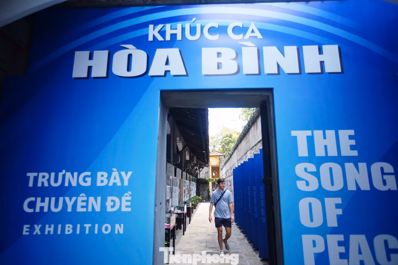 Dịp này, tại di tích Nhà tù Hỏa Lò thực hiện trưng bày chuyên đề "Khúc ca hòa bình" nhân đại lễ của đất nước. Trưng bày không chỉ là cách tri ân các anh hùng liệt sĩ, chiến sĩ yêu nước, cách mạng đã hy sinh vì Tổ quốc, mà còn góp phần bồi đắp niềm tự hào dân tộc, khích lệ thế hệ trẻ hôm nay càng thêm tự tin vững bước trên con đường bảo vệ, xây dựng và phát triển đất nước.