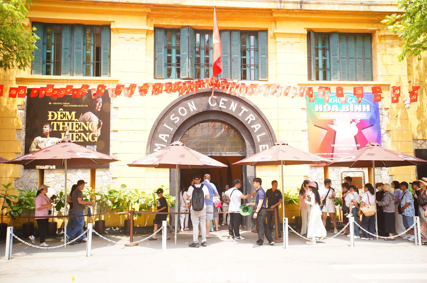 Di tích Nhà tù Hỏa Lò cũng đón hàng nghìn lượng khách trong kỳ nghỉ lễ kéo dài 5 ngày này.