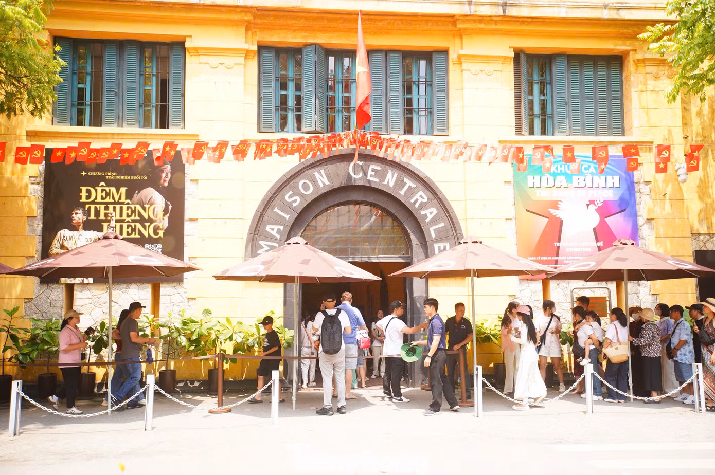 Di tích Nhà tù Hỏa Lò cũng đón hàng nghìn lượng khách trong kỳ nghỉ lễ kéo dài 5 ngày này.