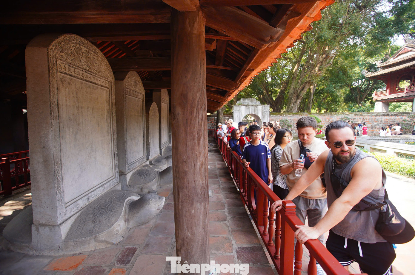 Trong những kỳ nghỉ lễ, Văn Miếu - Quốc Tử Giám luôn là một trong những điểm đến đông khách bậc nhất. Với nhiều du khách quốc tế, Văn Miếu - Quốc Tử Giám là địa điểm không thể không đi ở Thủ đô.