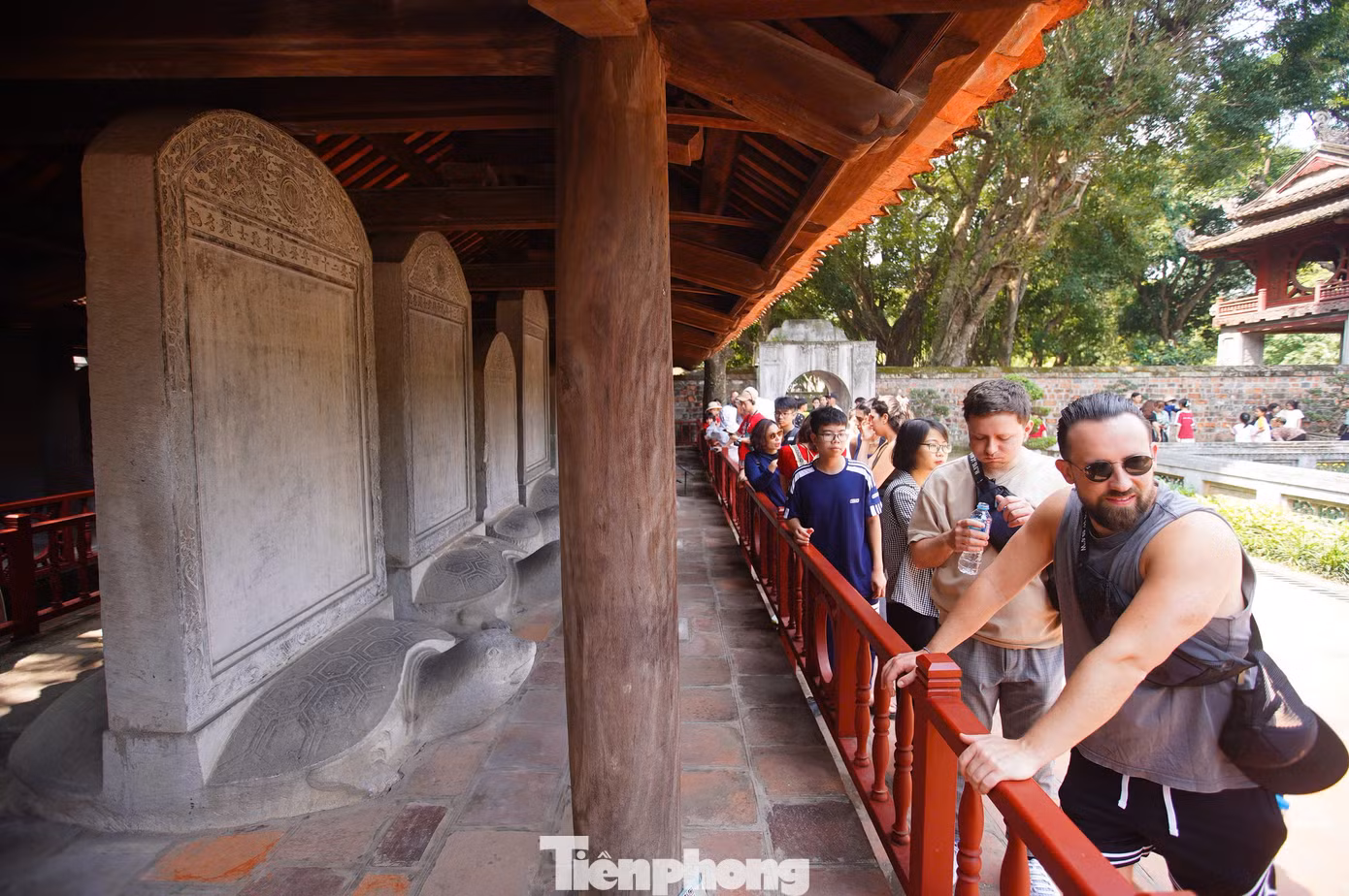 Trong những kỳ nghỉ lễ, Văn Miếu - Quốc Tử Giám luôn là một trong những điểm đến đông khách bậc nhất. Với nhiều du khách quốc tế, Văn Miếu - Quốc Tử Giám là địa điểm không thể không đi ở Thủ đô.