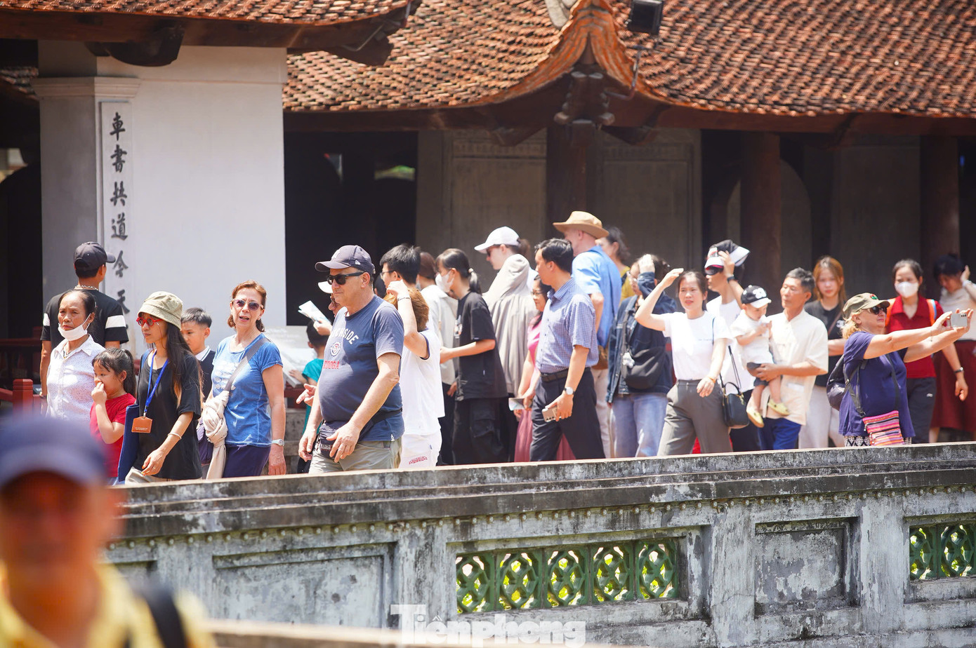 Trong những kỳ nghỉ lễ, Văn Miếu - Quốc Tử Giám luôn là một trong những điểm đến đông khách bậc nhất. Với nhiều du khách quốc tế, Văn Miếu - Quốc Tử Giám là địa điểm không thể không đi ở Thủ đô.