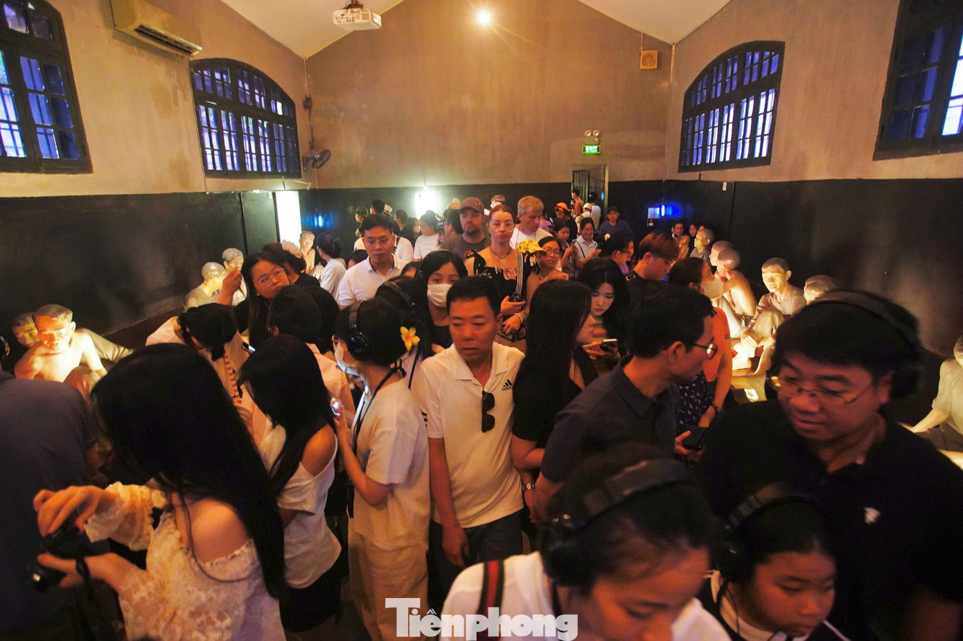 Trong di tích Nhà tù Hỏa Lò, không gian chật như nêm cối. Du khách gần như không thể di chuyển trong di tích.