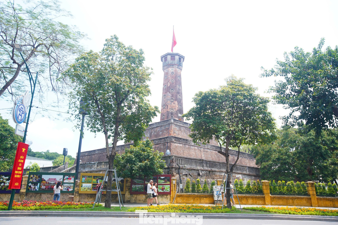 Cột cờ Hà Nội cũng đón lượng khách khủng trong dịp đại lễ. Trong những ngày tháng 4 lịch sử, ai ai cũng muốn sở hữu bức ảnh với lá cờ Tổ quốc. Đây cũng là lý do, ngoài khuôn viên di tích Cột cờ Hà Nội luôn có hàng dài người dân, du khách xếp hàng, đợi đến lượt chụp ảnh.