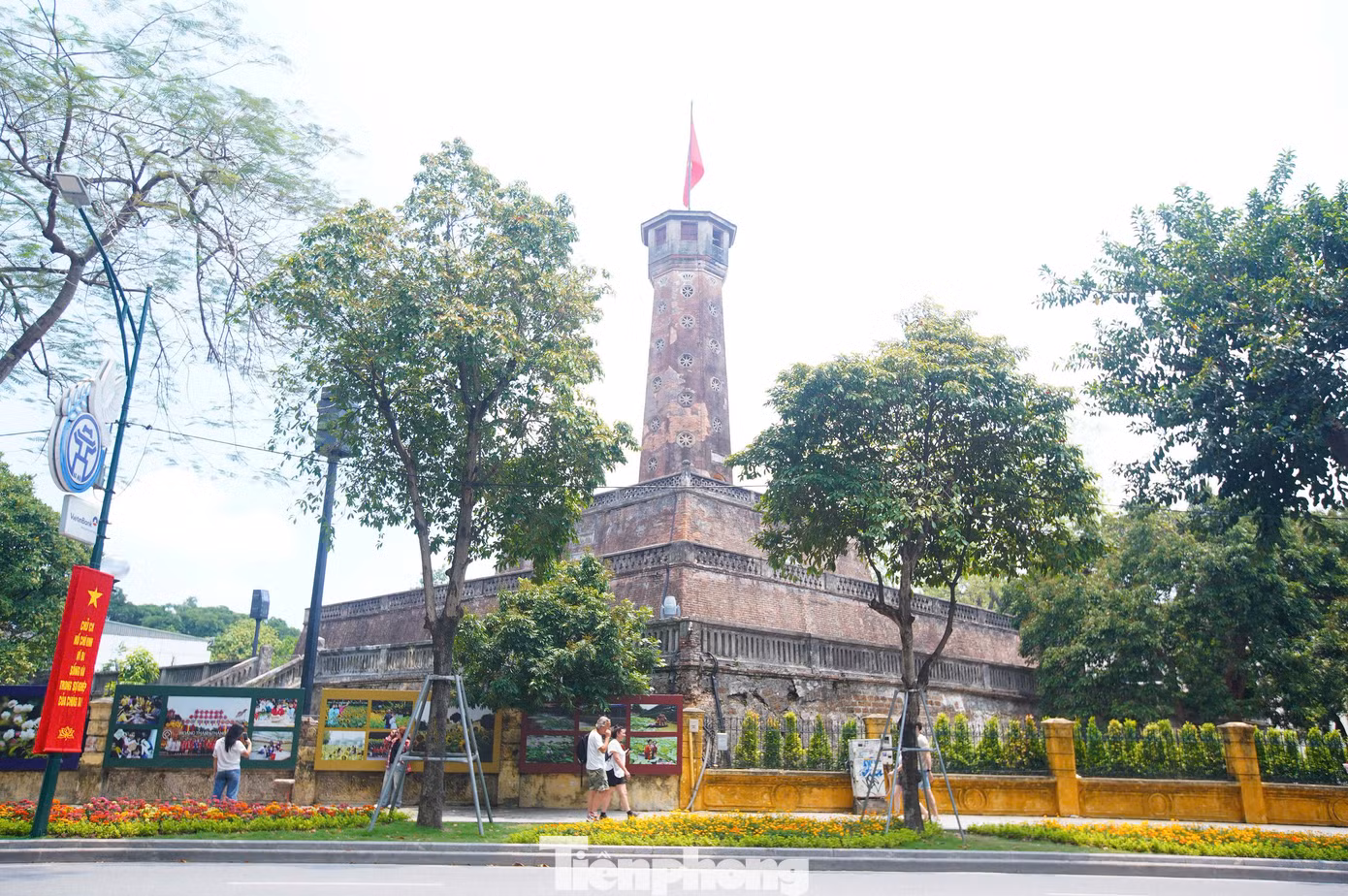 Cột cờ Hà Nội cũng đón lượng khách khủng trong dịp đại lễ. Trong những ngày tháng 4 lịch sử, ai ai cũng muốn sở hữu bức ảnh với lá cờ Tổ quốc. Đây cũng là lý do, ngoài khuôn viên di tích Cột cờ Hà Nội luôn có hàng dài người dân, du khách xếp hàng, đợi đến lượt chụp ảnh.