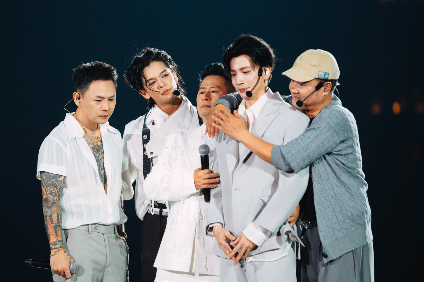 Bên cạnh những tiết mục sôi động, concert Anh trai vượt ngàn chông gai cũng đem lại những khoảnh khắc lắng đọng đầy cảm xúc trong tiết mục Ba kể con nghe - Dưới ánh đèn sân khấu - Tỉnh thức sau giấc ngủ đông, Thu hoài, Nếu một mai tôi bay lên trời... Âm nhạc, vũ đạo kết hợp với sân khấu hoạt cảnh khơi dậy sự xúc động trong lòng khán giả.