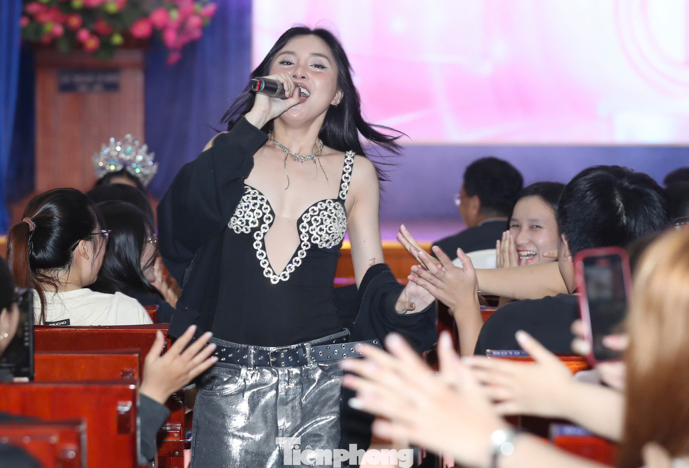 Giọng ca GenZ thuyết phục khán giả với khả năng ca hát và vũ đạo chuyên nghiệp. Cô mang đến sân khấu Ngày hội tuyển sinh HHVN 2024 hai ca khúc: Lovin til the end và Ghét.