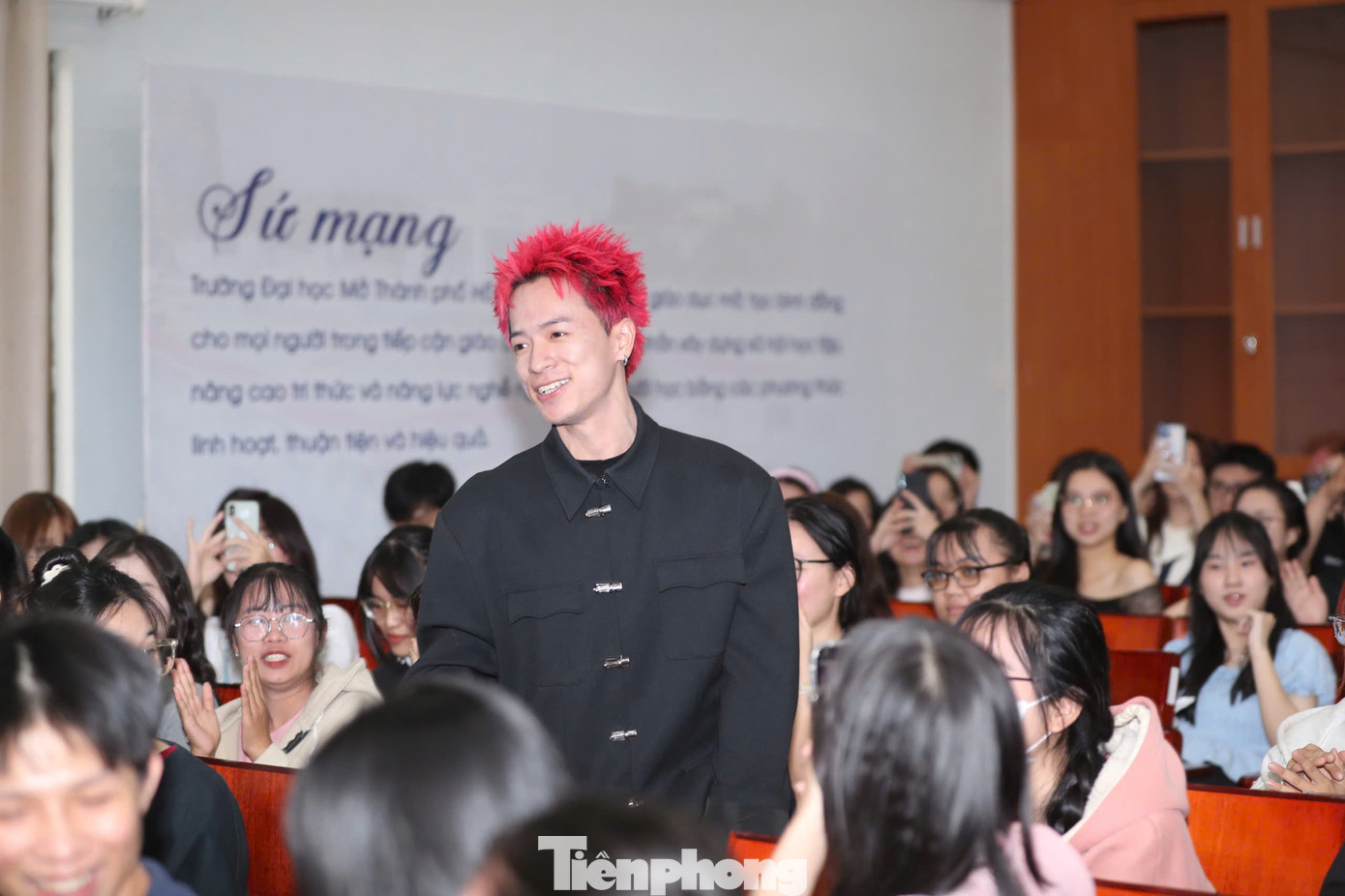 Đến với Ngày hội tuyển sinh Hoa hậu Việt Nam 2024, rapper 7dnight chiêu đãi khán giả hai ca khúc: Welangtune và Không sao cả.