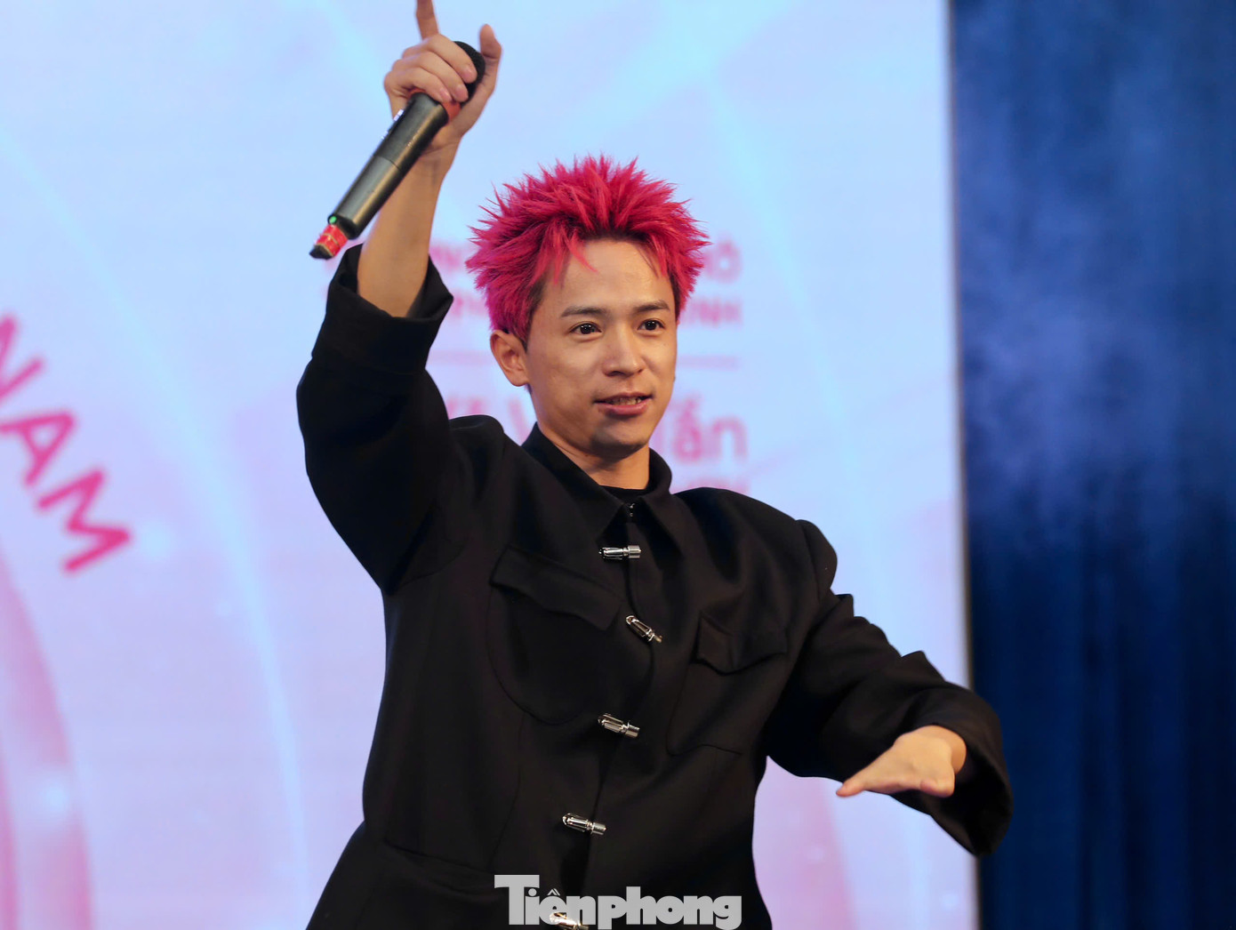 Đến với Ngày hội tuyển sinh Hoa hậu Việt Nam 2024, rapper 7dnight chiêu đãi khán giả hai ca khúc: Welangtune và Không sao cả.