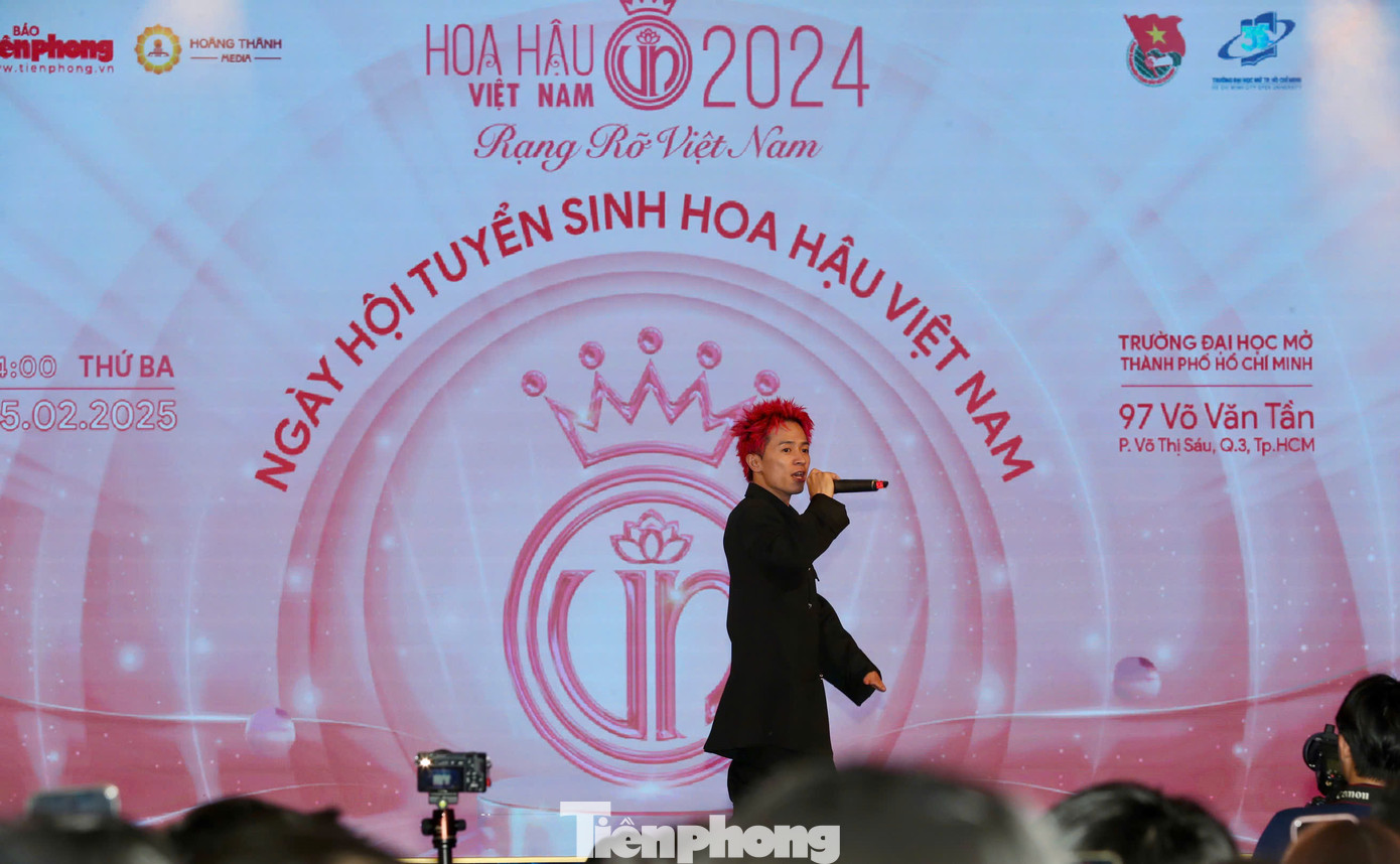 Lần đầu xuất hiện trên sân khấu Ngày hội tuyển sinh HHVN, rapper 7dnight hồi hộp trước sự cổ vũ, mong chờ của sinh viên. “Sự cổ vũ nồng nhiệt của các bạn sinh viên khiến tôi hơi run trước khi lên sân khấu. Tuy nhiên, được đón nhận nhiều tình cảm như vậy khiến mình mong muốn hồi đáp bằng những tiết mục đầy năng lượng", nam rapper chia sẻ.