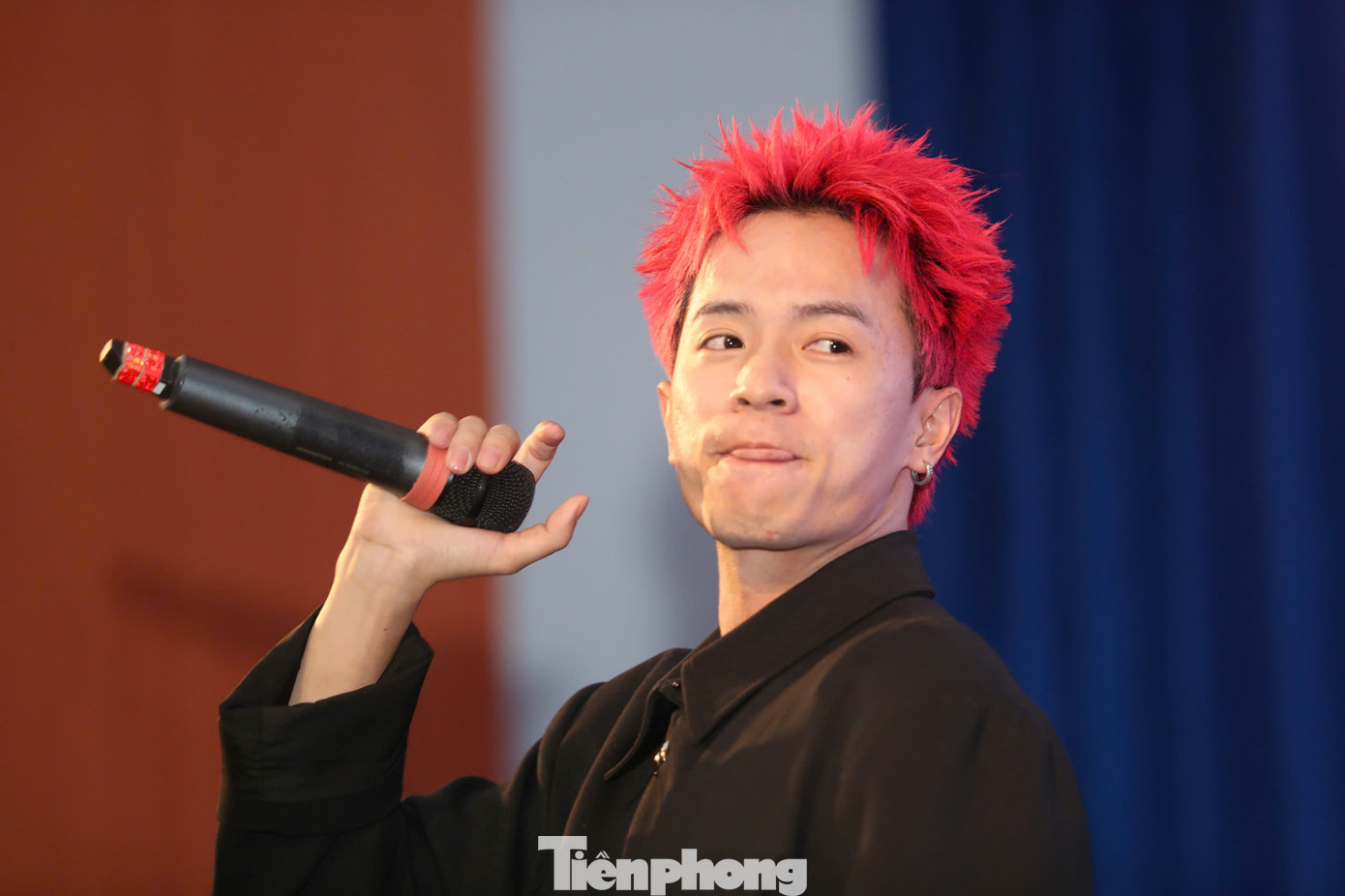 Đến với Ngày hội tuyển sinh Hoa hậu Việt Nam 2024, rapper 7dnight chiêu đãi khán giả hai ca khúc: Welangtune và Không sao cả.