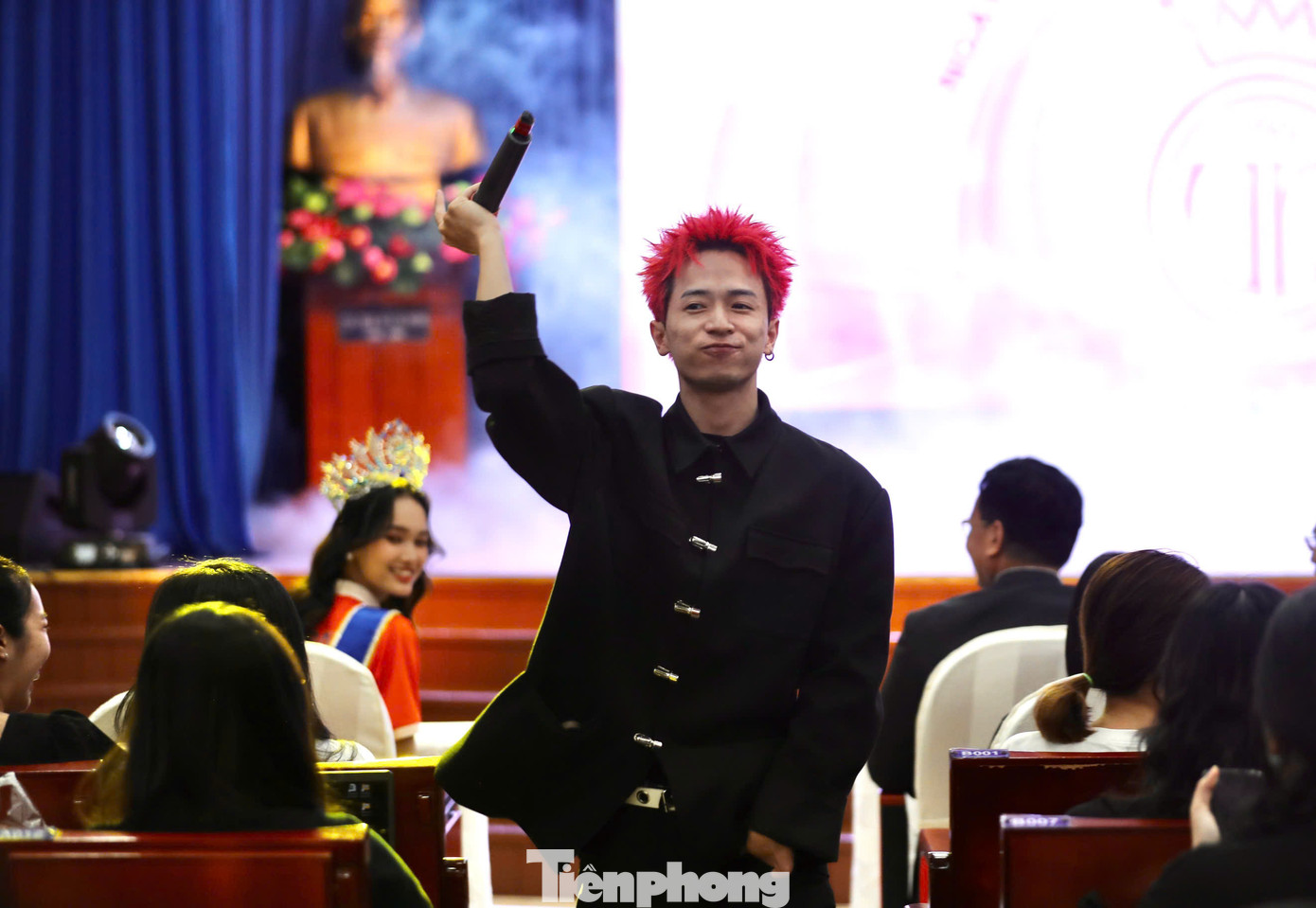 Đến với Ngày hội tuyển sinh Hoa hậu Việt Nam 2024, rapper 7dnight chiêu đãi khán giả hai ca khúc: Welangtune và Không sao cả.