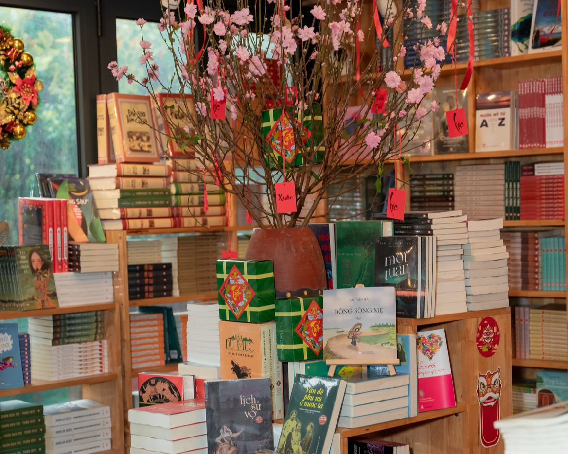 Tại Phố sách Xuân 2025 với chủ đề:Tết Công nghệ - Trí tuệ tỏa sáng,ngoài việc giới thiệu các thể loại sách phong phú đa dạng, các đơn vị xuất bản, phát hành xuất bản phẩm sẽ tập trung phục vụ bạn đọc các thể loại sách có sự kết hợp các yếu tố công nghệ, đổi mới trong hình thức thể hiện như sách điện tử, sách nói, sách âm thanh, sách chiếu bóng, sách chuyển động, sách tương tác…