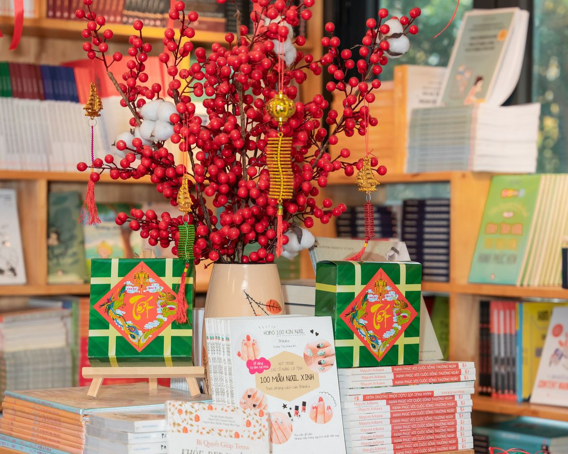 Tại Phố sách Xuân 2025 với chủ đề:Tết Công nghệ - Trí tuệ tỏa sáng,ngoài việc giới thiệu các thể loại sách phong phú đa dạng, các đơn vị xuất bản, phát hành xuất bản phẩm sẽ tập trung phục vụ bạn đọc các thể loại sách có sự kết hợp các yếu tố công nghệ, đổi mới trong hình thức thể hiện như sách điện tử, sách nói, sách âm thanh, sách chiếu bóng, sách chuyển động, sách tương tác…