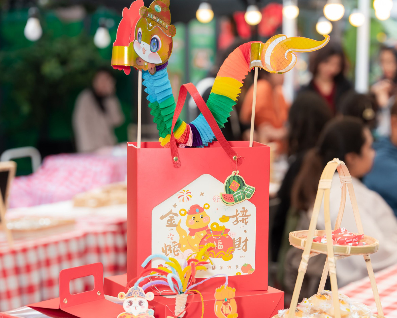 Tại Phố sách Xuân 2025 với chủ đề:Tết Công nghệ - Trí tuệ tỏa sáng,ngoài việc giới thiệu các thể loại sách phong phú đa dạng, các đơn vị xuất bản, phát hành xuất bản phẩm sẽ tập trung phục vụ bạn đọc các thể loại sách có sự kết hợp các yếu tố công nghệ, đổi mới trong hình thức thể hiện như sách điện tử, sách nói, sách âm thanh, sách chiếu bóng, sách chuyển động, sách tương tác…