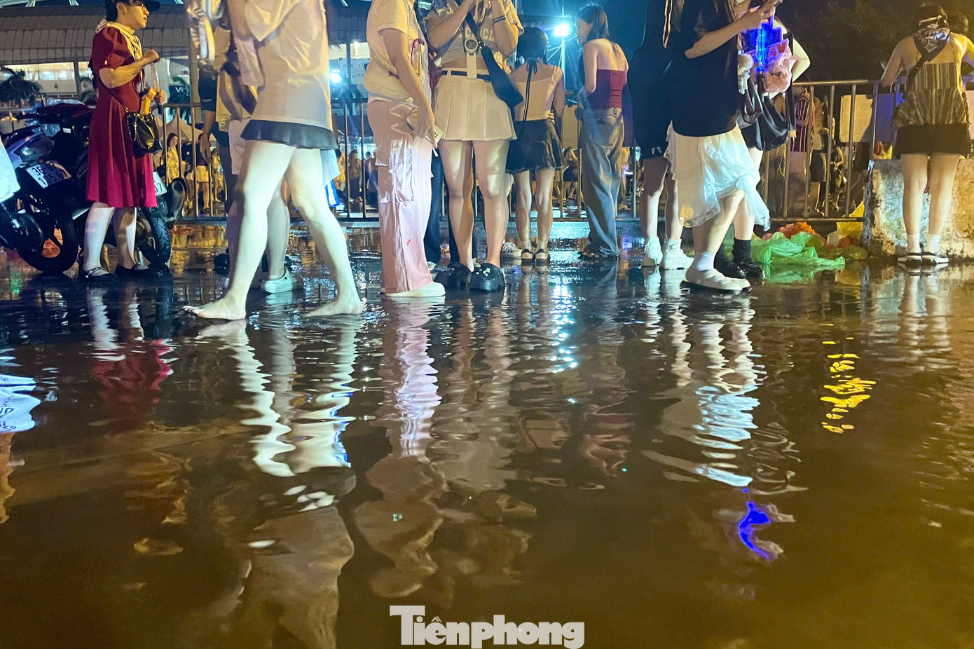 Sau cơn mưa lớn, một số điểm trước cổng SVĐ Mỹ Đình lõng bõng nước. Mức độ ngập ở khu vực này không cao, nhưng vẫn khiến nhiều người gặp khó khăn khi di chuyển, tìm kiếm phương tiện về nhà.