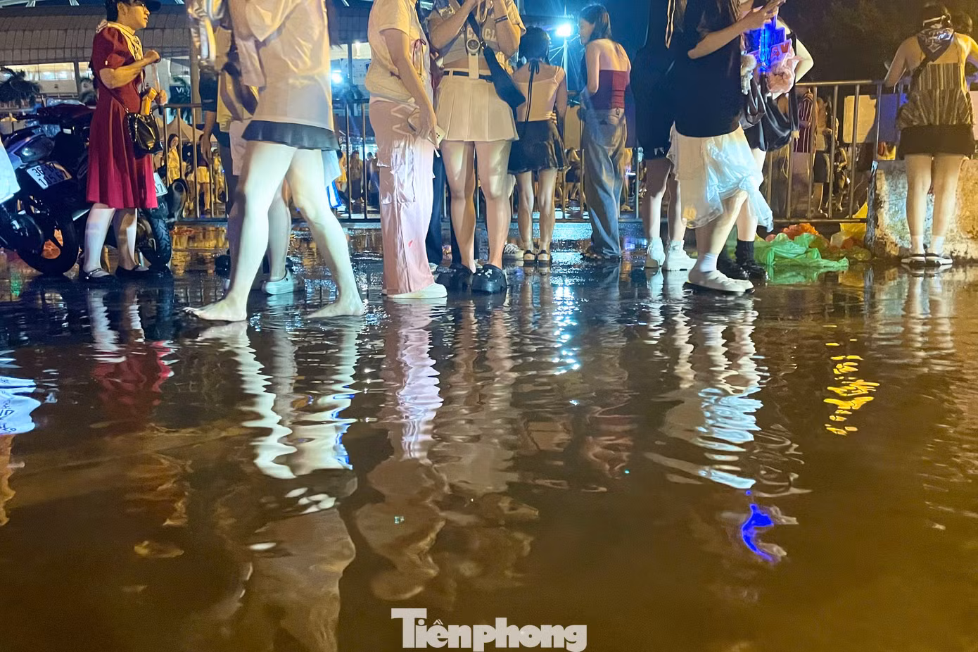 Sau cơn mưa lớn, một số điểm trước cổng SVĐ Mỹ Đình lõng bõng nước. Mức độ ngập ở khu vực này không cao, nhưng vẫn khiến nhiều người gặp khó khăn khi di chuyển, tìm kiếm phương tiện về nhà.
