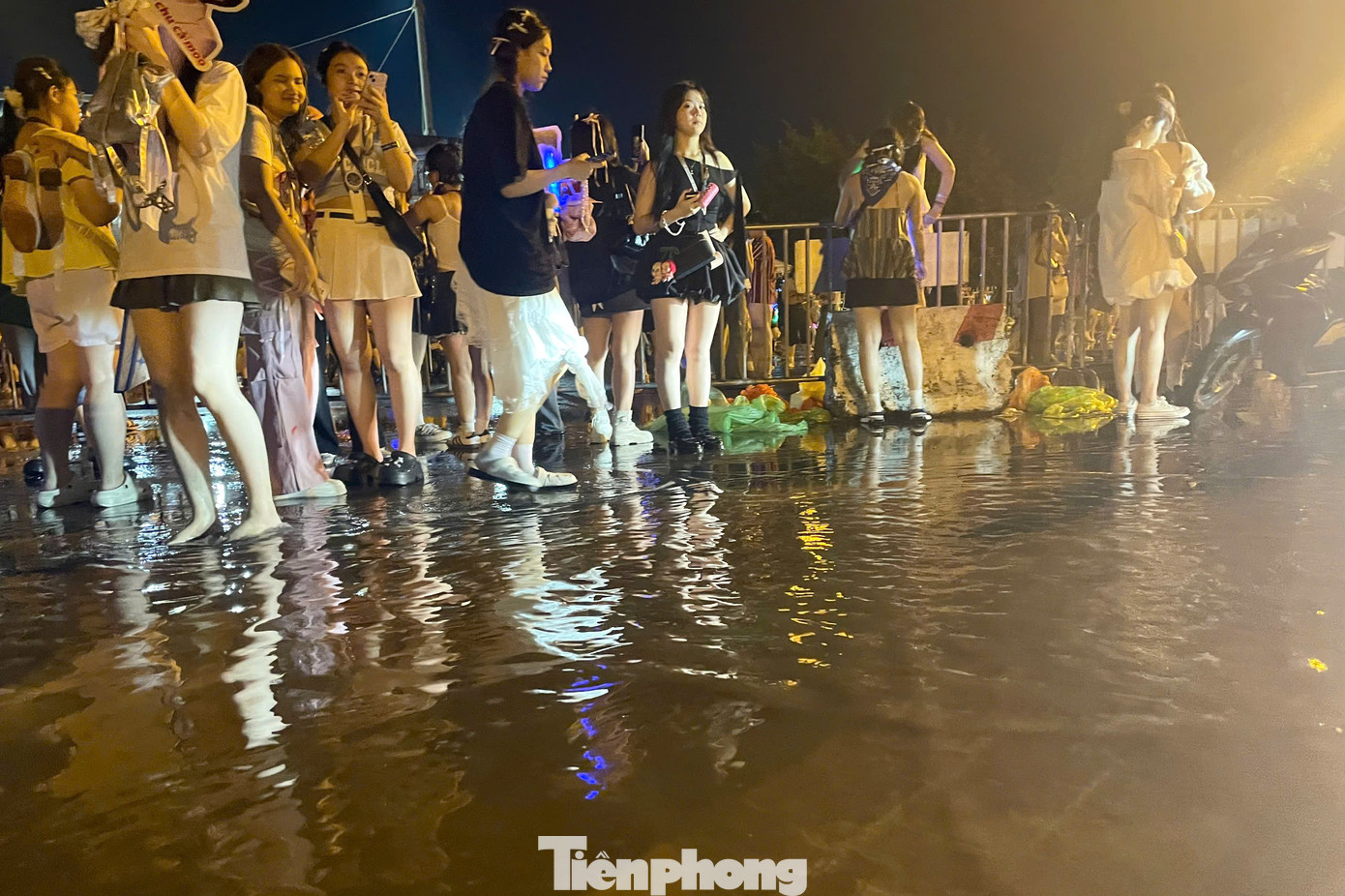 Sau cơn mưa lớn, một số điểm trước cổng SVĐ Mỹ Đình lõng bõng nước. Mức độ ngập ở khu vực này không cao, nhưng vẫn khiến nhiều người gặp khó khăn khi di chuyển, tìm kiếm phương tiện về nhà.