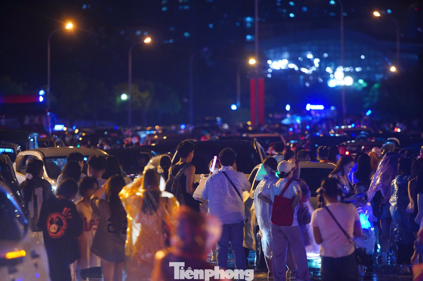 Đây không phải lần đầu xảy ra tình trạng này. Hầu hết mỗi lần kết thúc các sự kiện lớn, thu hút hàng vạn người như các concert, các đại nhạc hội, tình trạng giao thông khu vực này thường ách tắc kéo dài, giá dịch vụ xe công nghệ cũng tăng cao bất thường.