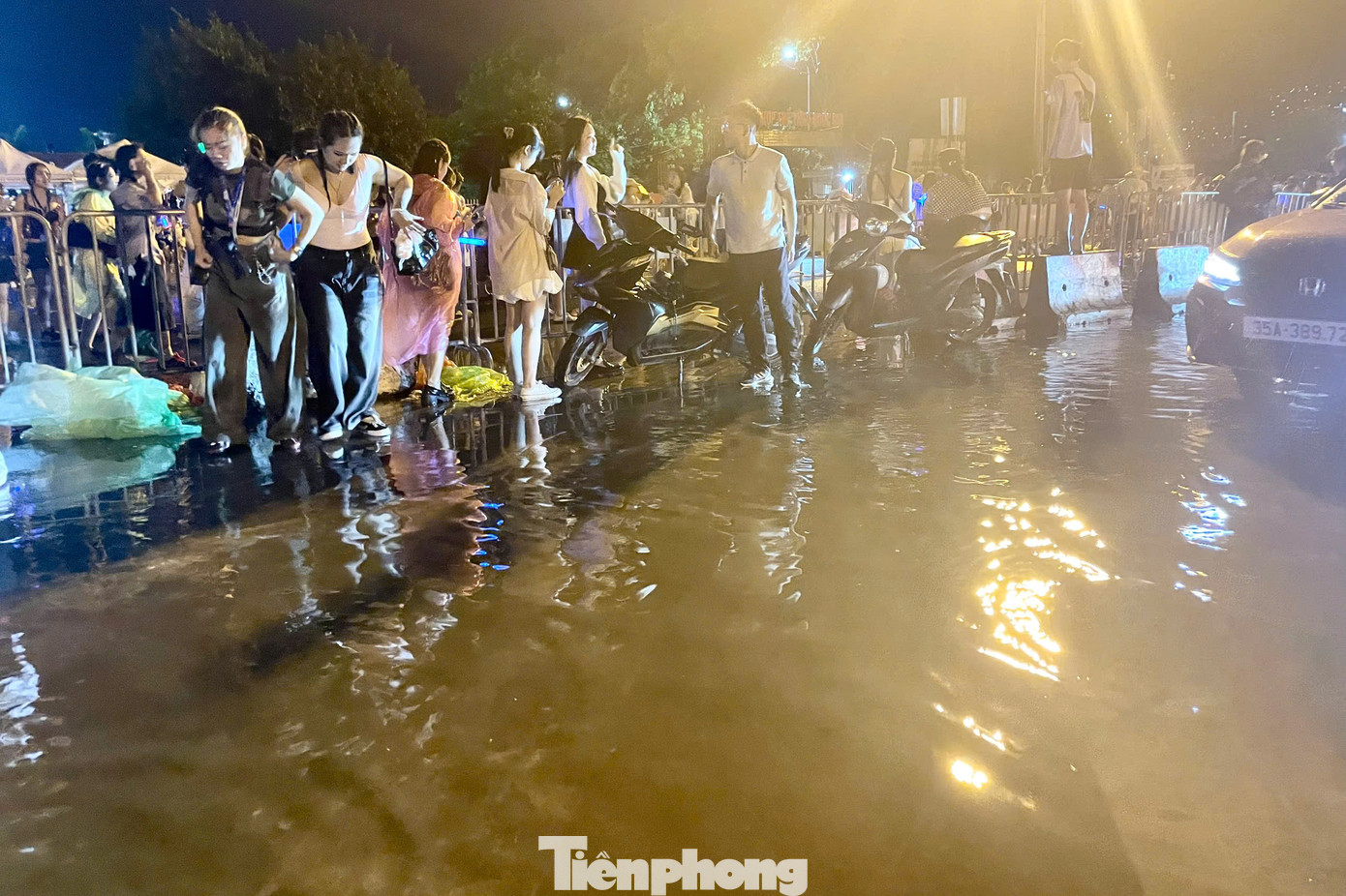 Sau cơn mưa lớn, một số điểm trước cổng SVĐ Mỹ Đình lõng bõng nước. Mức độ ngập ở khu vực này không cao, nhưng vẫn khiến nhiều người gặp khó khăn khi di chuyển, tìm kiếm phương tiện về nhà.