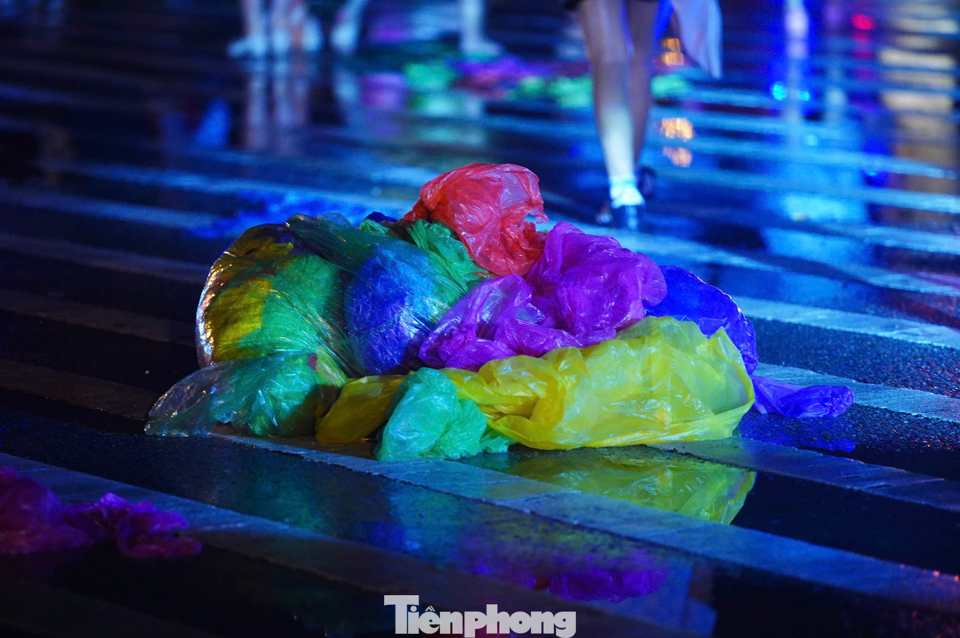 Áo mưa không còn tác dụng sau show, bị vứt chỏng chơ giữa đường.
