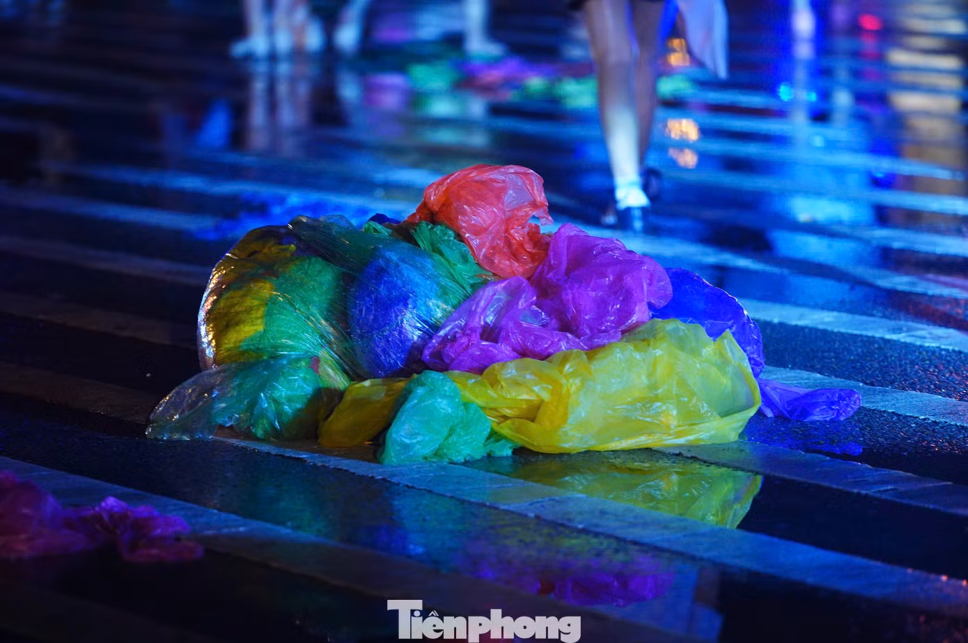 Áo mưa không còn tác dụng sau show, bị vứt chỏng chơ giữa đường.