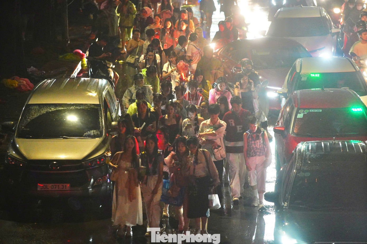 Ô tô, xe máy, người đi bộ không phân làn, người đi bộ ùa xuống lòng đường, khiến giao thông càng trở nên tắc nghẽn.