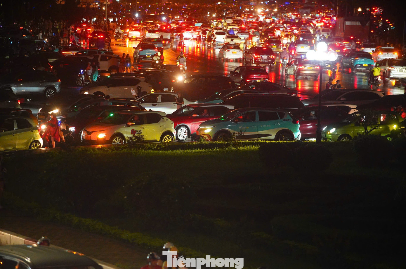 Khu vực xung quanh SVĐ Mỹ Đình tắc cứng, dòng người di chuyển khó khăn, nhích từng tí một. Theo quan sát của phóng viên Tiền Phong, thời điểm này gần như không có sự xuất hiện của lực lượng chức năng để điều phối giao thông.