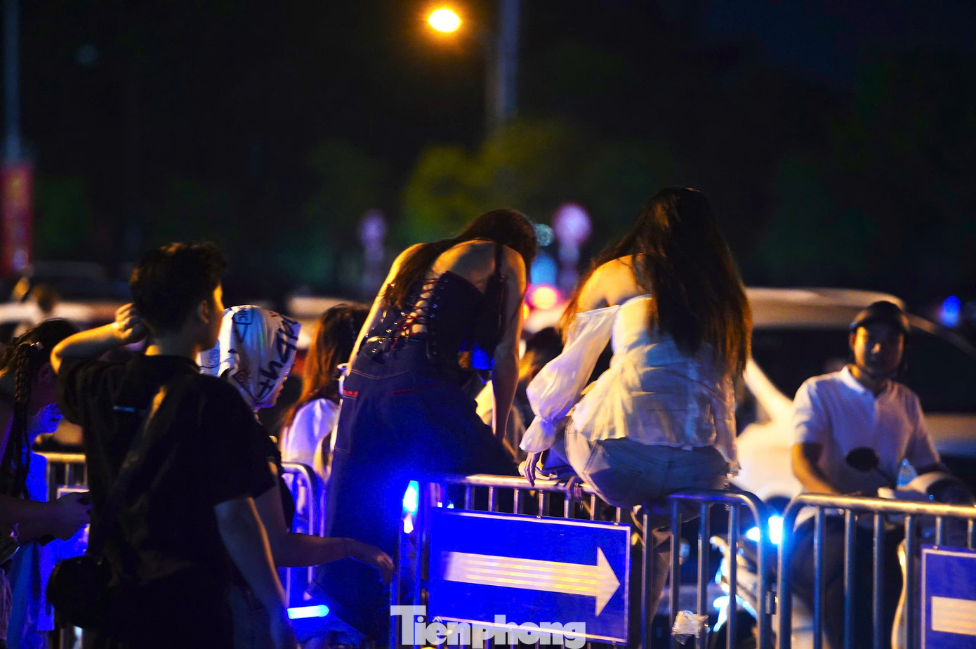 Để thuận tiện cho việc bắt xe về nhà, nhiều người quyết định trèo rào để nhanh chóng đến chỗ gửi xe hoặc đến đúng chỗ tài xế công nghệ mình đã đặt. Tình trạng trèo rào liên tục xảy ra từ lúc khán giả xếp hàng vào xem show, cho đến khi chương trình kết thúc.