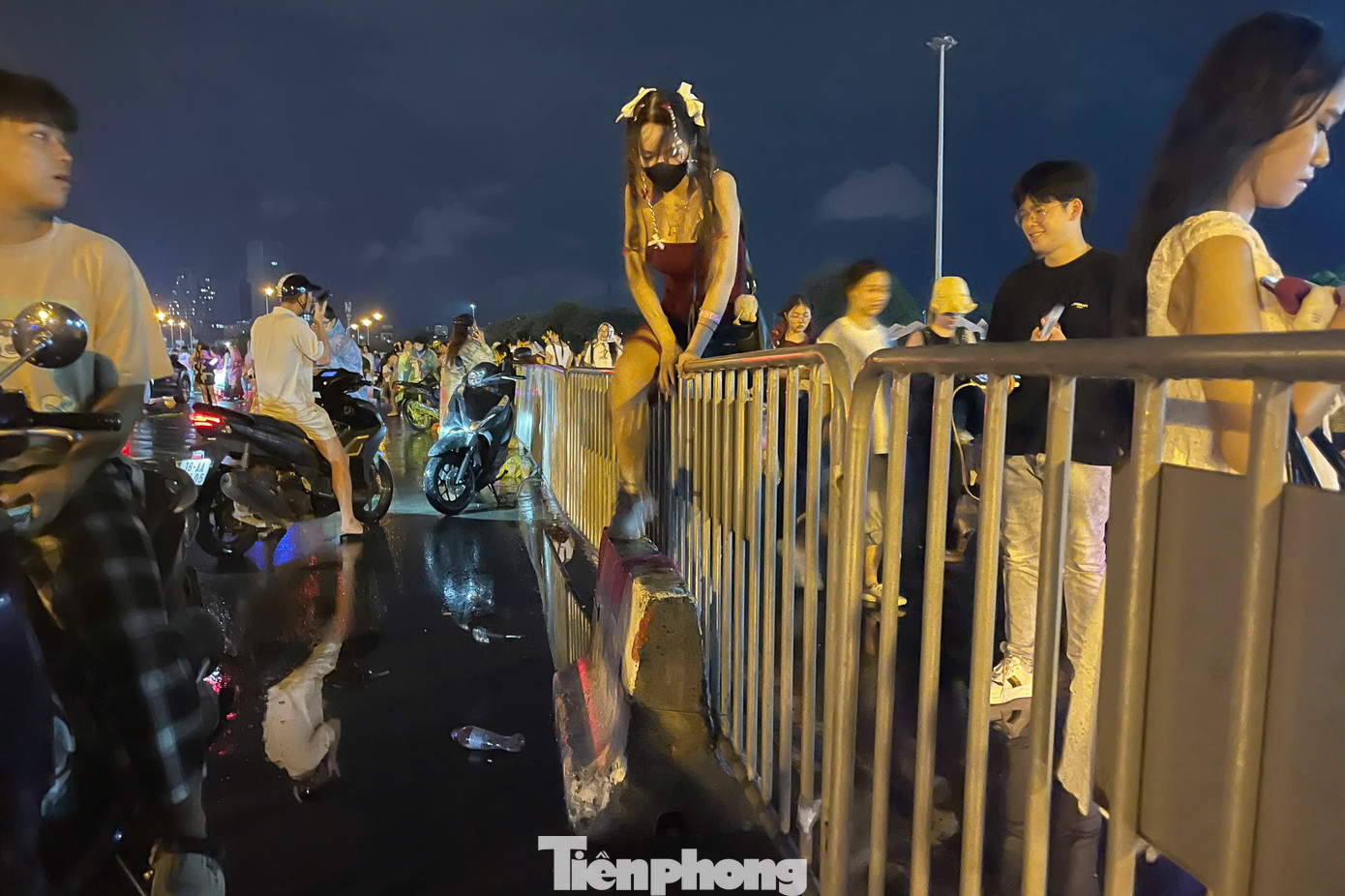 Để thuận tiện cho việc bắt xe về nhà, nhiều người quyết định trèo rào để nhanh chóng đến chỗ gửi xe hoặc đến đúng chỗ tài xế công nghệ mình đã đặt. Tình trạng trèo rào liên tục xảy ra từ lúc khán giả xếp hàng vào xem show, cho đến khi chương trình kết thúc.