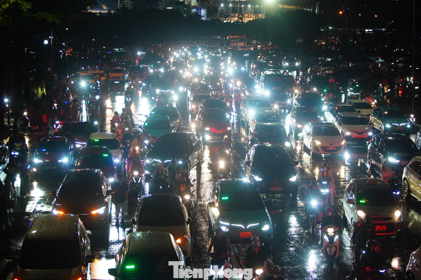 Đến khoảng 1h sáng ngày 11/5, khu vực xung quanh SVĐ Mỹ Đình mới vãn dần, khôi phục mật độ giao thông như mọi ngày.