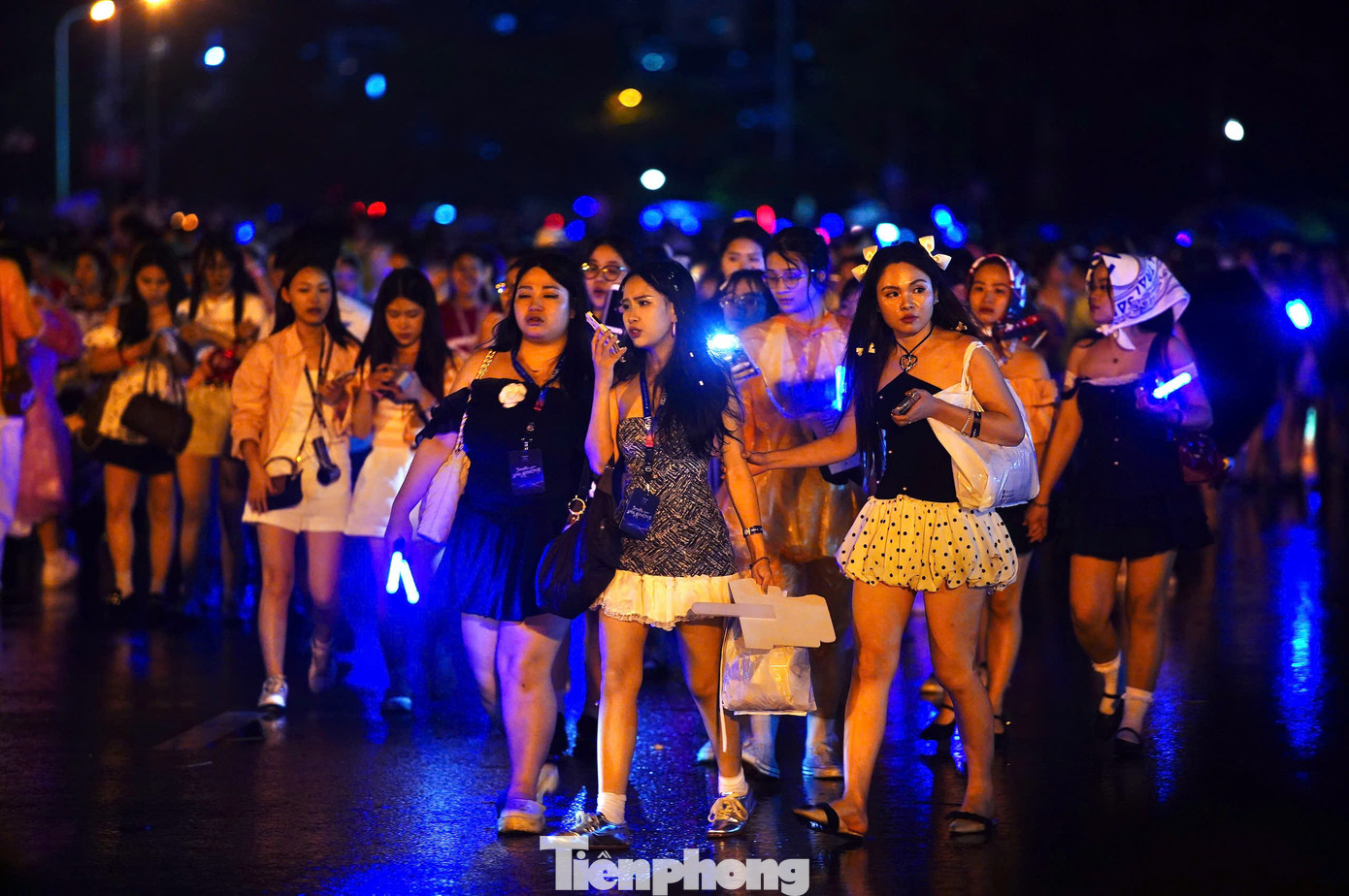 Kết thúc show là lúc cơn mưa bớt nặng hạt, hàng vạn người từ SVĐ Mỹ Đình ùa ra, nháo nhác tìm phương tiện về nhà. Lúc này, phần lớn khán giả đã đuối sức. Họ gần như tắm mưa để xem thần tượng biểu diễn. Không ít trường hợp khán giả phải rời đi, khi show diễn chỉ bắt đầu được một tiếng vì lý do sức khỏe.