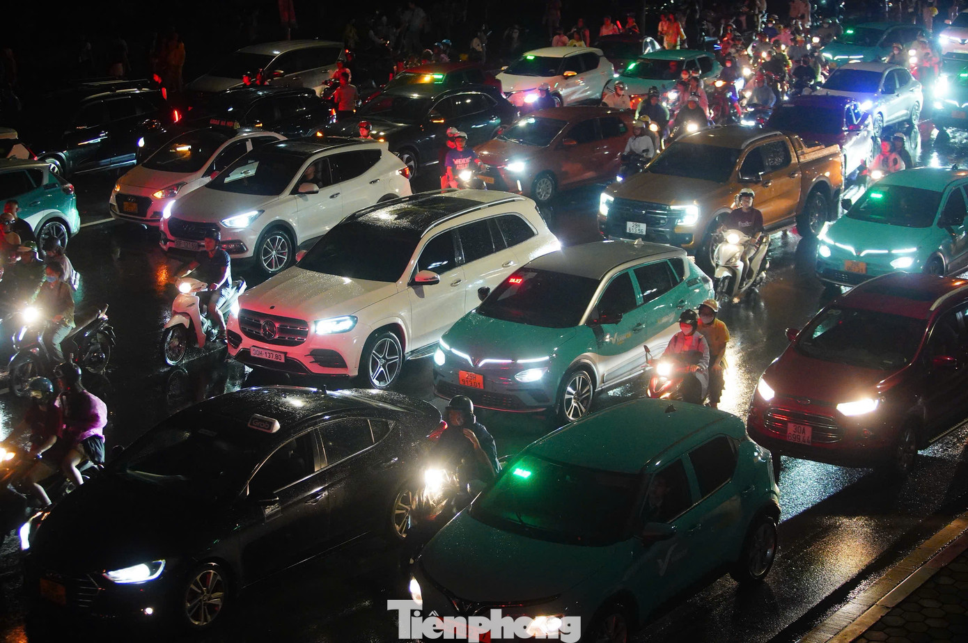 Đến khoảng 1h sáng ngày 11/5, khu vực xung quanh SVĐ Mỹ Đình mới vãn dần, khôi phục mật độ giao thông như mọi ngày.