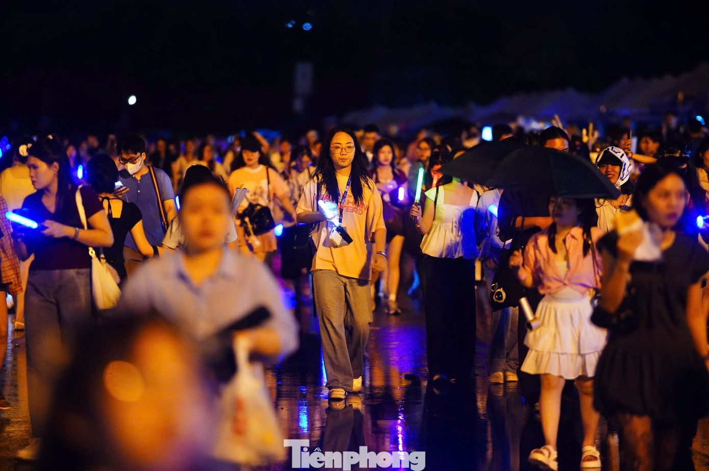 Đây không phải lần đầu xảy ra tình trạng này. Hầu hết mỗi lần kết thúc các sự kiện lớn, thu hút hàng vạn người như các concert, các đại nhạc hội, tình trạng giao thông khu vực này thường ách tắc kéo dài, giá dịch vụ xe công nghệ cũng tăng cao bất thường.