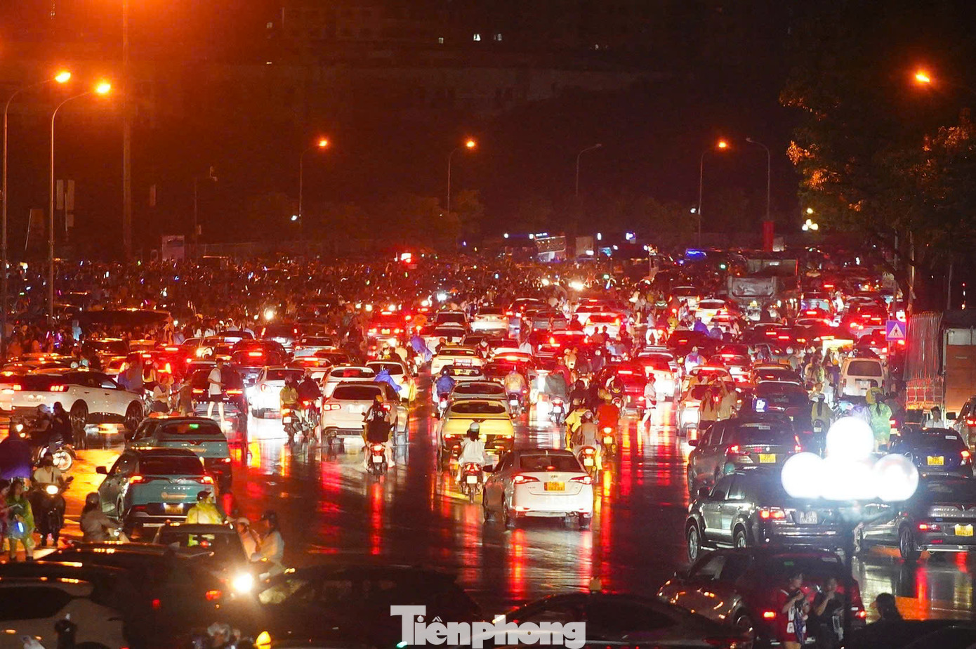 Khu vực bên ngoài SVĐ Mỹ Đình đông kín người, hàng dài phương tiện giao thông nối đuôi nhau tìm lối ra.