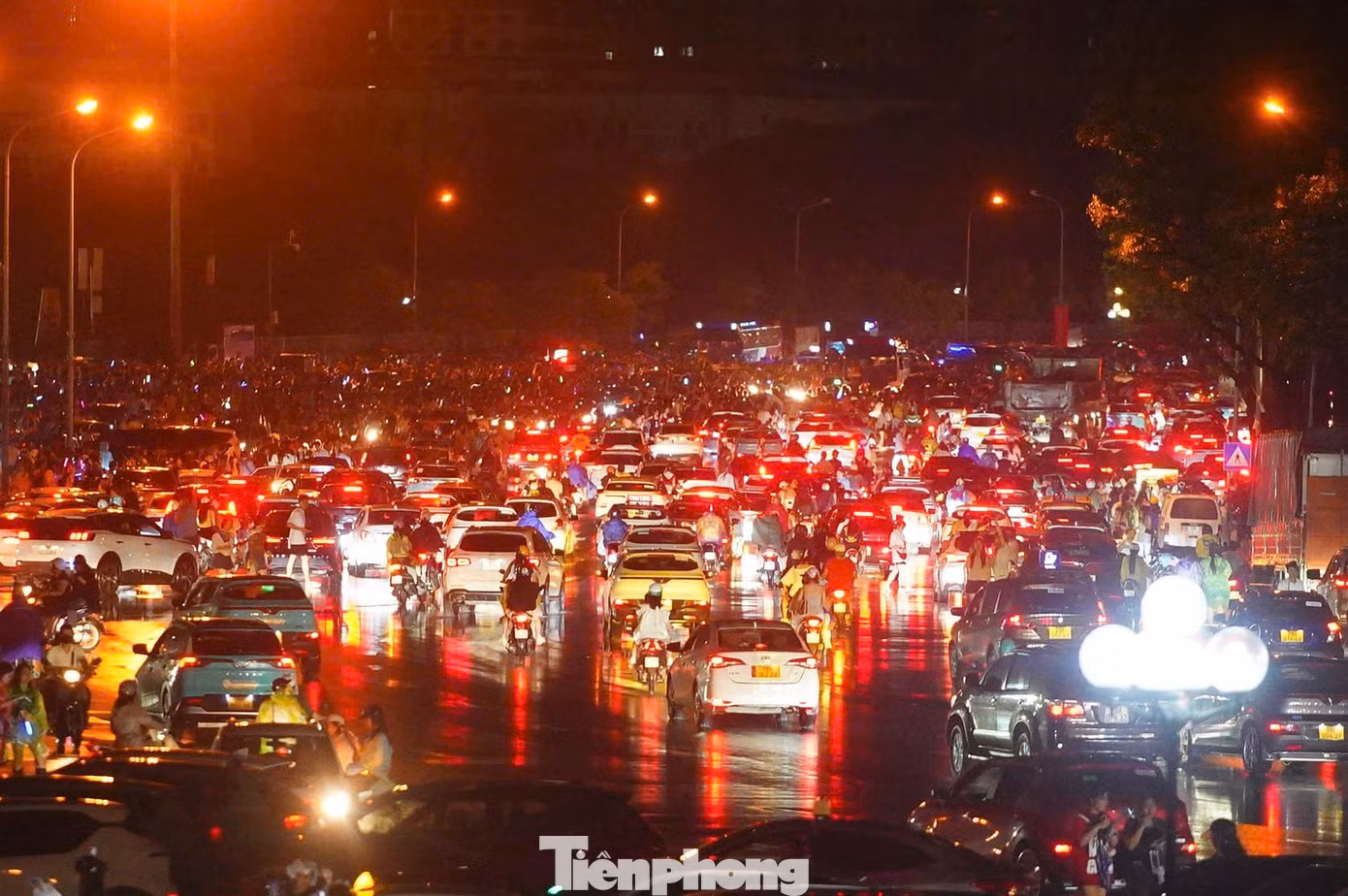 Khu vực bên ngoài SVĐ Mỹ Đình đông kín người, hàng dài phương tiện giao thông nối đuôi nhau tìm lối ra.