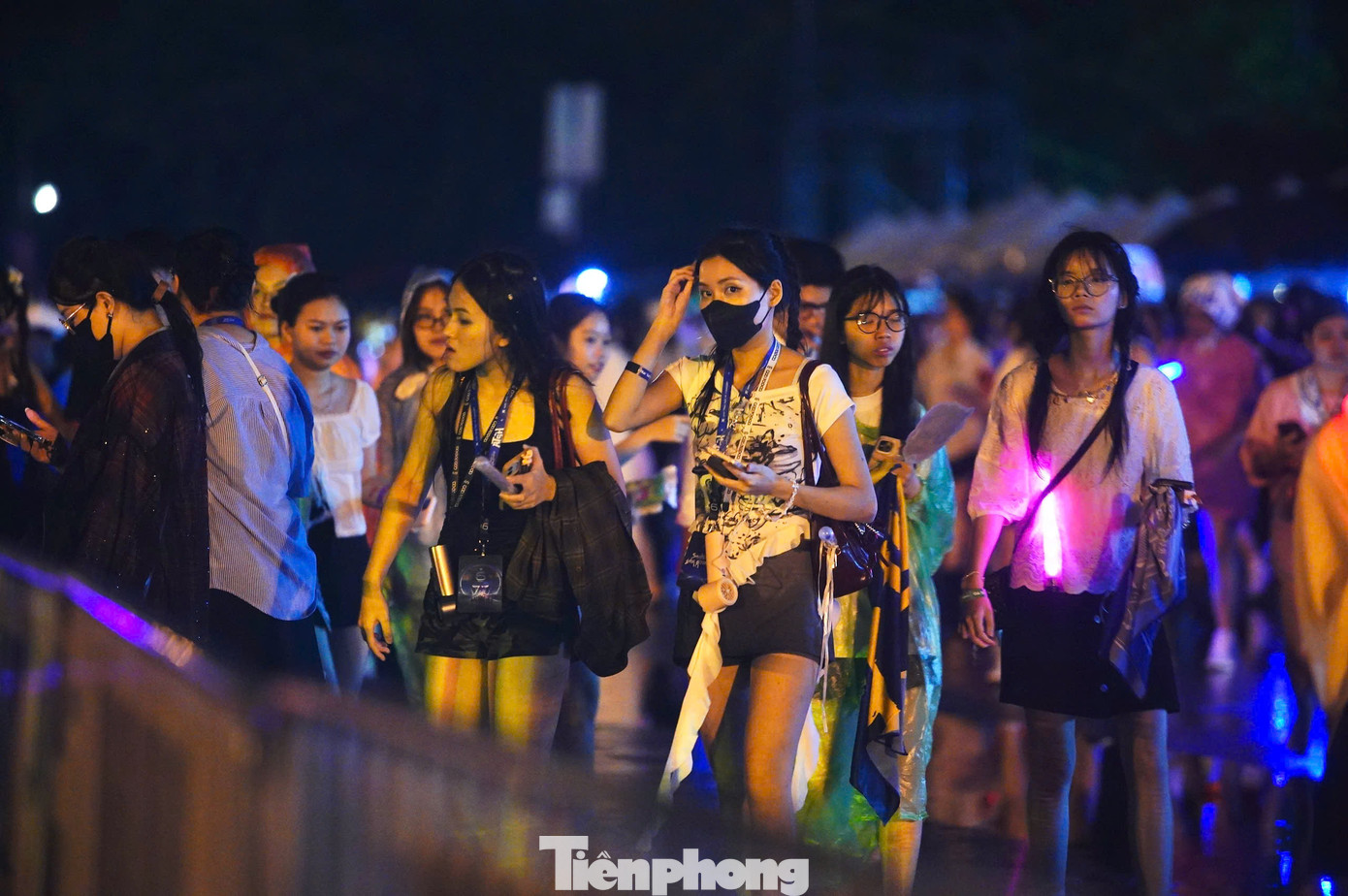 Việc tìm xe công nghệ lúc này không dễ. Mưa lớn, đường đông khiến giá cước khu vực này tăng gấp đôi, gấp ba so với thường ngày. Nhiều tài xế sẵn sàng tắt app, bắt khách ngoài với giá cao.