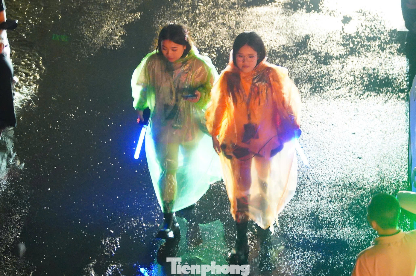 Kết thúc show là lúc cơn mưa bớt nặng hạt, hàng vạn người từ SVĐ Mỹ Đình ùa ra, nháo nhác tìm phương tiện về nhà. Lúc này, phần lớn khán giả đã đuối sức. Họ gần như tắm mưa để xem thần tượng biểu diễn. Không ít trường hợp khán giả phải rời đi, khi show diễn chỉ bắt đầu được một tiếng vì lý do sức khỏe.