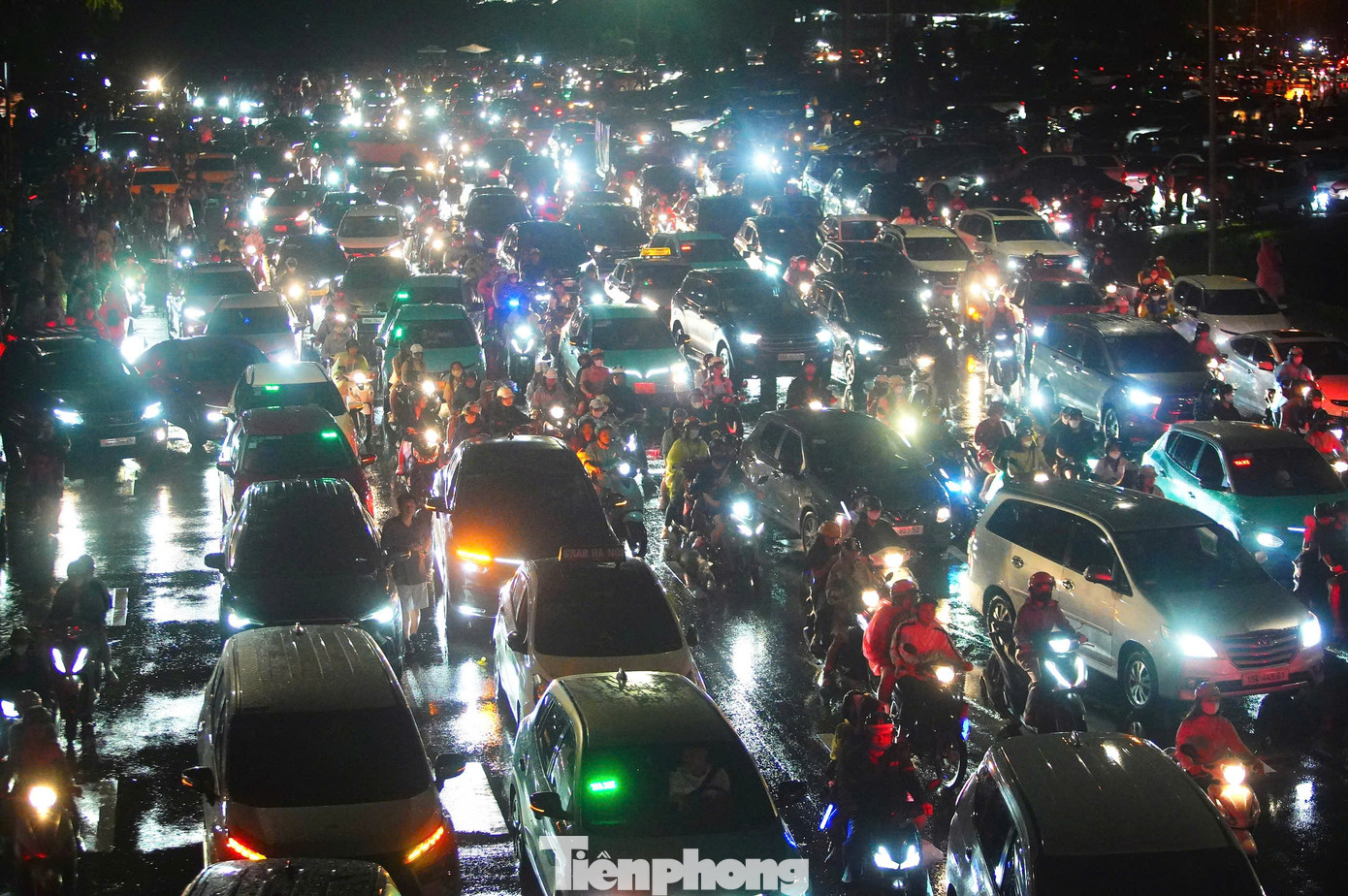 Khu vực bên ngoài SVĐ Mỹ Đình đông kín người, hàng dài phương tiện giao thông nối đuôi nhau tìm lối ra.