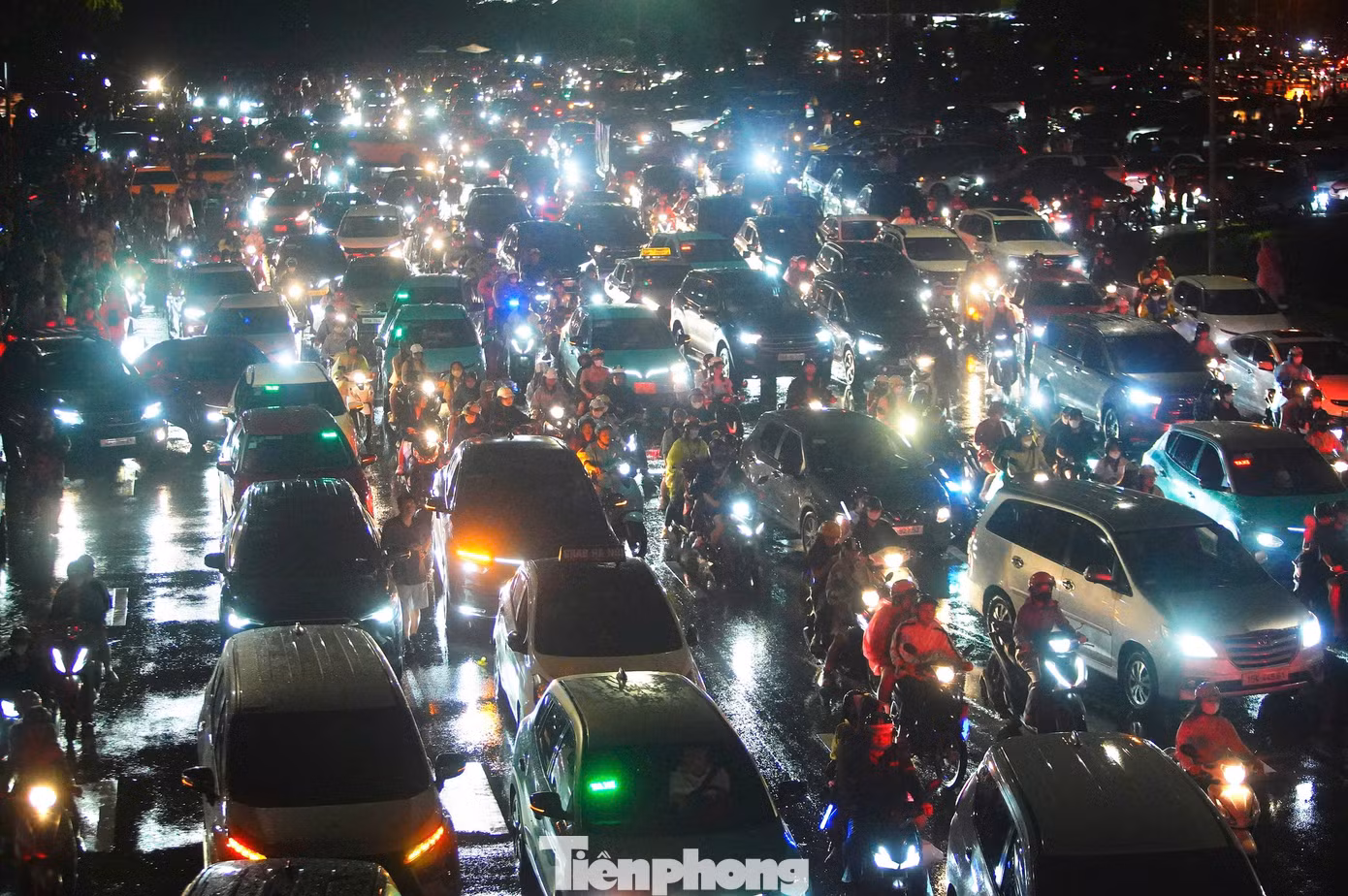 Khu vực bên ngoài SVĐ Mỹ Đình đông kín người, hàng dài phương tiện giao thông nối đuôi nhau tìm lối ra.