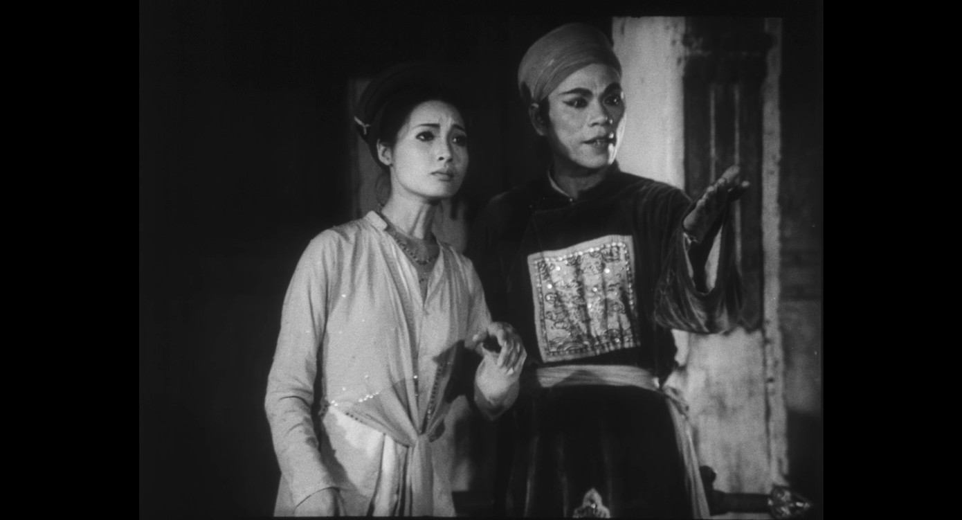 Phân cảnh vở chèo trong Bao giờ cho đến tháng Mười. Phân cảnh vở chèo trong Bao giờ cho đến tháng Mười.