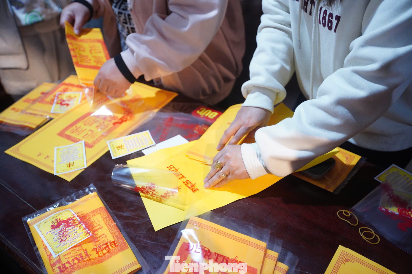Cảnh tượng đông đúc, tấp nập ở khu vực phát ấn là hình ảnh quen thuộc của nhiều mùa lễ hội. Việc phát ấn do hội người cao tuổi và hội cựu chiến binh thực hiện.