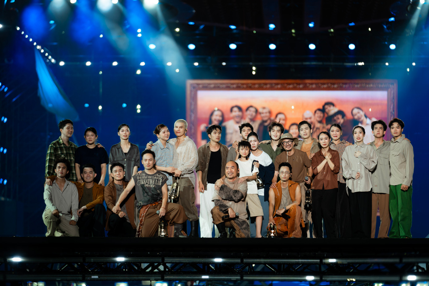 Bên cạnh những tiết mục sôi động, concert Anh trai vượt ngàn chông gai cũng đem lại những khoảnh khắc lắng đọng đầy cảm xúc trong tiết mục Ba kể con nghe - Dưới ánh đèn sân khấu - Tỉnh thức sau giấc ngủ đông, Thu hoài, Nếu một mai tôi bay lên trời... Âm nhạc, vũ đạo kết hợp với sân khấu hoạt cảnh khơi dậy sự xúc động trong lòng khán giả.