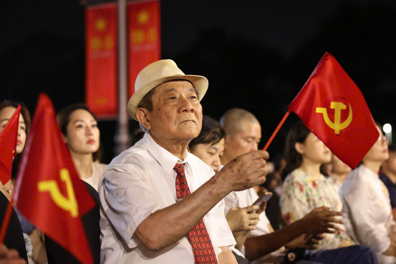 Khi bắt đầu chương trình, Hà Nội đổ mưa, hàng nghìn khán giả đội mưa thưởng thức chương trình Người là Hồ Chí Minh. Ảnh: Thanh Tùng.