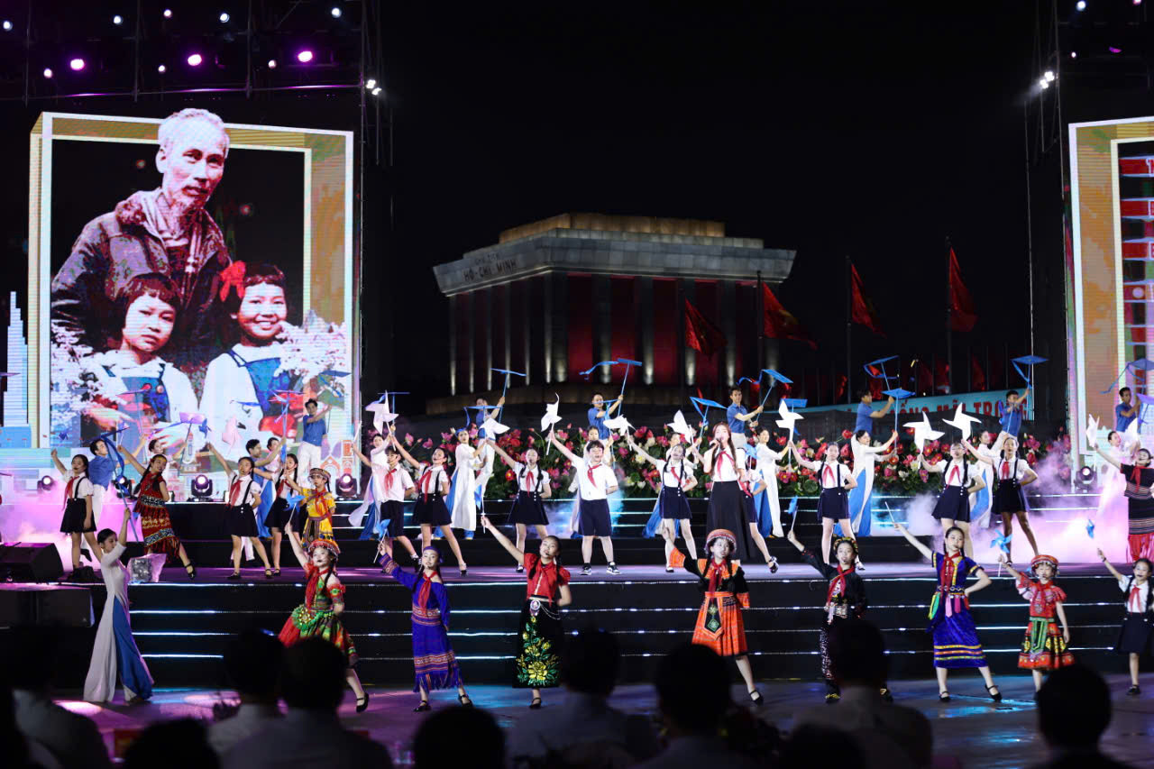 Với thời lượng 85 phút, chương trình là một bản hòa ca nghệ thuật mang đậm tính nhân văn và giá trị lịch sử, kết hợp hài hòa giữa tư liệu, lời bình, âm nhạc, múa và ánh sáng sân khấu. Các tiết mục được dàn dựng công phu, mạch lạc, dẫn dắt khán giả đi qua từng giai đoạn trong cuộc đời hoạt động cách mạng của Chủ tịch Hồ Chí Minh, một con người giản dị mà vĩ đại, người đã hiến dâng trọn đời mình cho dân tộc. Ảnh: Thanh Tùng.