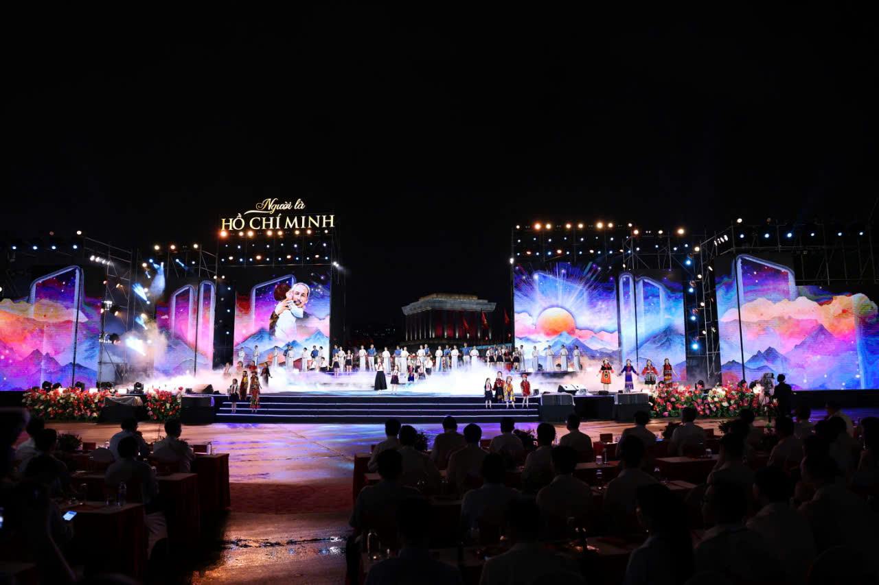 Tối 18/5, chương trình nghệ thuật đặc biệt Người là Hồ Chí Minh diễn ra trang trọng và xúc động tại Quảng trường Ba Đình. Chương trình do Ban Tuyên giáo và Dân vận T.Ư chủ trì tổ chức, nhân kỷ niệm 135 năm Ngày sinh Chủ tịch Hồ Chí Minh (19/5/1890-19/5/2025). Ảnh: Thanh Tùng.